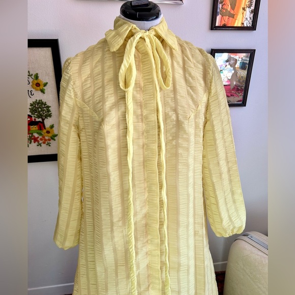 Vintage 1970s Yellow Pleated Seersucker Maxi Duster Robe Hostess Gown Dress - Picture 3 of 13